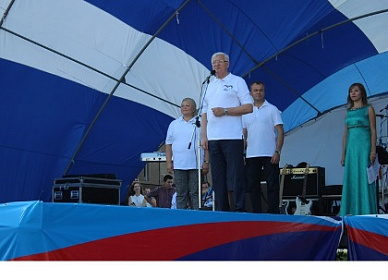 Депутаты Заксобрания приняли участие в праздновании Дня Российского флага