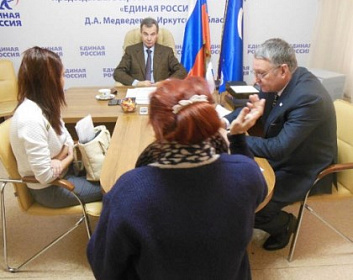 Восстановить паспорт жительнице Шелехова помог депутат Игорь Гринберг