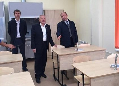 Виталий Шуба посетил строительные площадки и новые школы региона