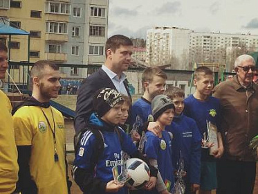 Новую футбольную форму и мячи подарил дворовым командам Братска фонд Андрея Чернышёва