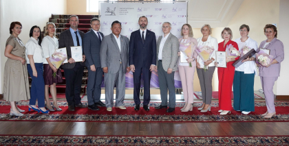 Александр Ведерников вручил награды сотрудникам Социального фонда в преддверии дня его образования