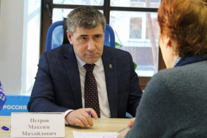 Жители Марковского МО смогут использовать материнский капитал на ремонт собственных домов после обращения к депутату ЗС Максиму Петрову