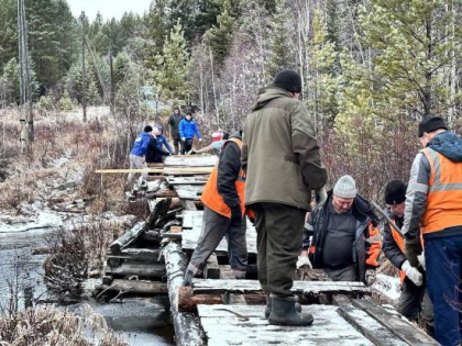 Деревянный настил через реку в селе Подкаменная отремонтирован после обращения местного жителя к депутату ЗС Фёдору Саломатову