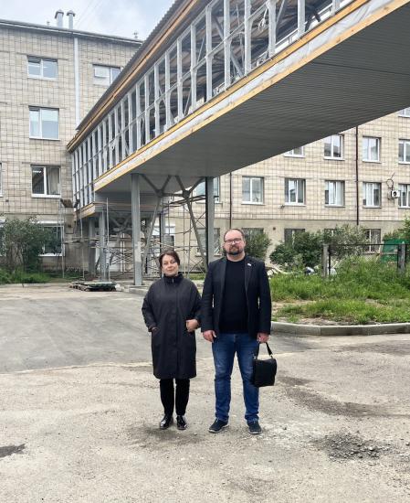 Новый крытый переход строят в Ангарске между зданиями бывшей БСМП и перинатального центра Новый крытый переход строят в Ангарске между зданиями бывшей БСМП и перинатального центра