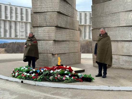 Вахту Памяти у Мемориала Славы в Братске несли депутаты Законодательного Собрания Вахту Памяти у Мемориала Славы в Братске несли депутаты Законодательного Собрания