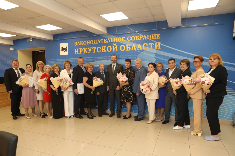 Почетные грамоты Заксобрания вручили соцработникам в честь профессионального праздника Почетные грамоты Заксобрания вручили соцработникам в честь профессионального праздника