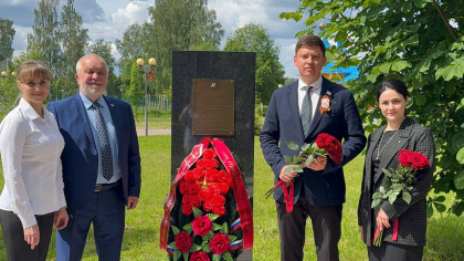 Даниил Литвинов почтил память сибиряков, воевавших в годы Великой Отечественной войны, в Ленинградской области 