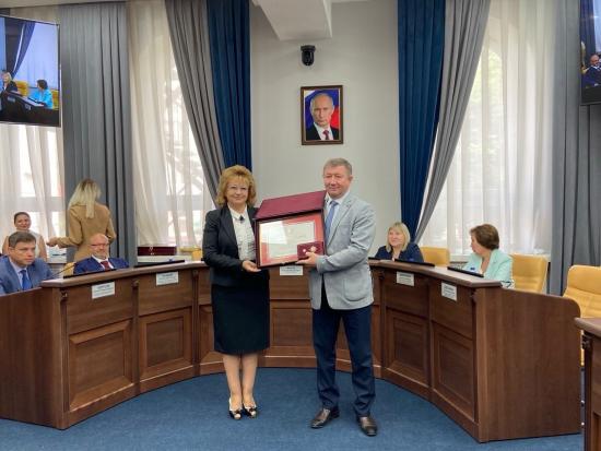 Областные награды за заслуги в профессиональной и общественной деятельности вручили депутаты ЗакСобрания жителям Приангарья