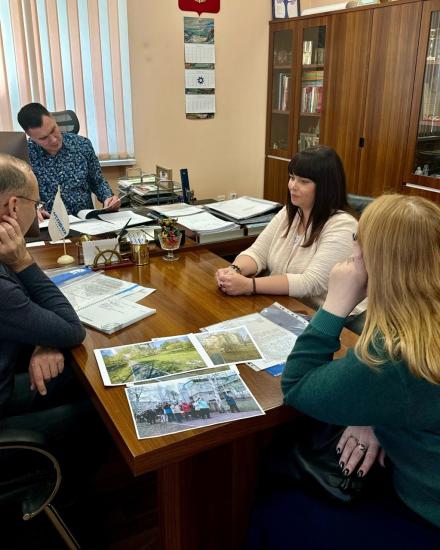 Аллею славы в одном из учреждений здравоохранения Ангарска поможет благоустроить депутат ЗС Евгений Сарсенбаев