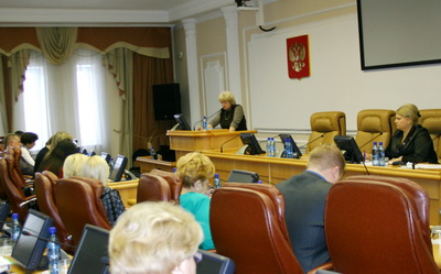 В областном парламенте обсуждали проблемы социального сиротства 