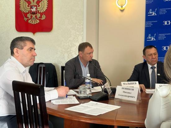Сокращение кадрового дефицита в медицине стало темой встречи депутатов Заксобрания Иркутской области со специалистами регионального минздрава Сокращение кадрового дефицита в медицине стало темой встречи депутатов Заксобрания Иркутской области со специалистами регионального минздрава